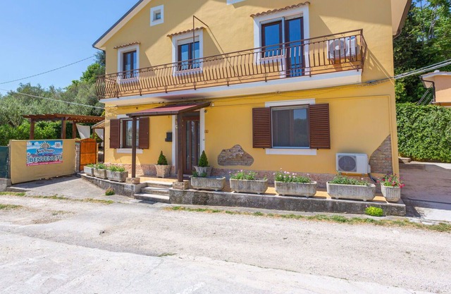 Hermoso apartamento en villa para 9 personas con WIFI, A/C, TV, balcón y aparcamiento
