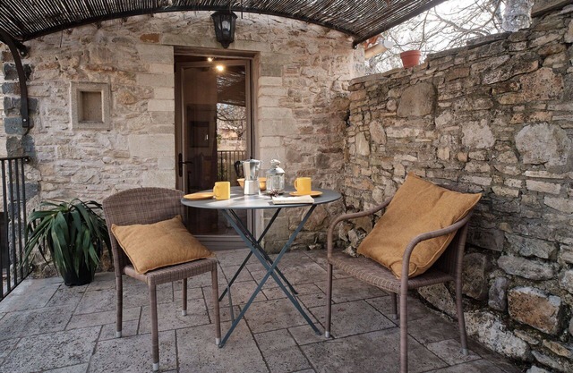 Hermoso apartamento en villa para 2 personas con piscina, A/C, WIFI, TV, patio y mascotas permitida