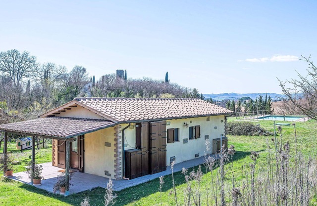 Precioso apartamento en villa con piscina, WIFI, A/C, TV, patio, mascotas permitida y aparcamiento