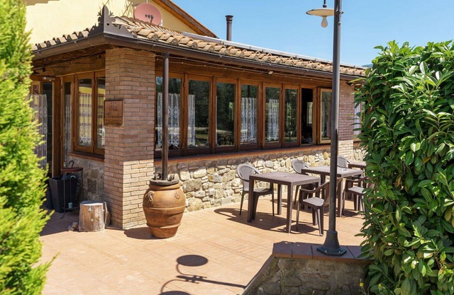 Cosy apartment in villa for 6 people with WIFI, pool, TV, patio and parking
