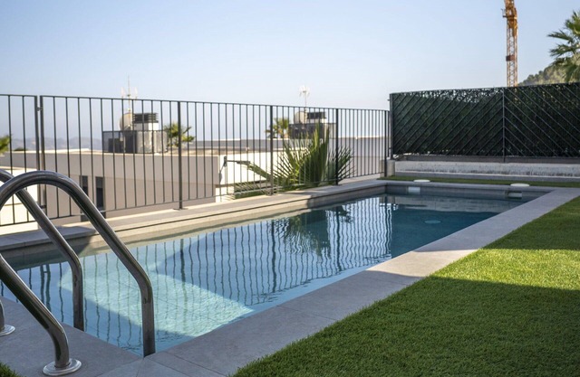 Acogedor apartamento en villa con WIFI, A/C, piscina privada, TV, patio y aparcamiento