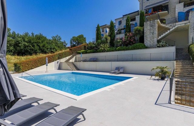 Acogedor apartamento en villa para 6 personas con WIFI, A/C, piscina, TV, terraza y aparcamiento