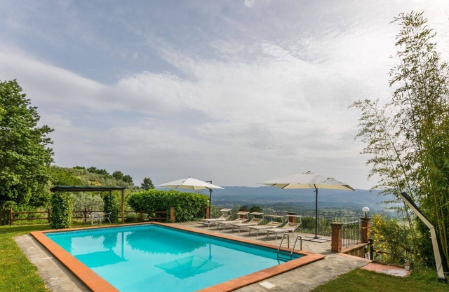 Hermoso apartamento en villa con piscina, WIFI, TV, patio, mascotas permitida y aparcamiento