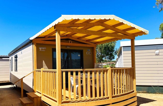 Hermoso apartamento en villa con WIFI, piscina, A/C, TV, terraza, mascotas permitida y aparcamiento