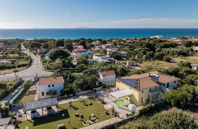 Acogedor apartamento en villa para 5 personas con WIFI, A/C, piscina, TV, patio y aparcamiento