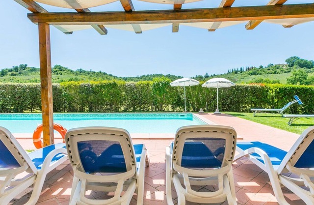Cosy apartment in villa with WIFI, pool, TV, patio, pets allowed, panoramic view and parking