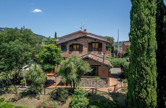 Cosy apartment in villa with WIFI, A/C, pool, TV, patio, pets allowed, panoramic view and parking