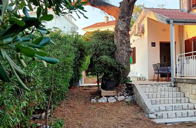 Acogedor Apartamento Rino, a solo 30 metros del mar, isla Pag