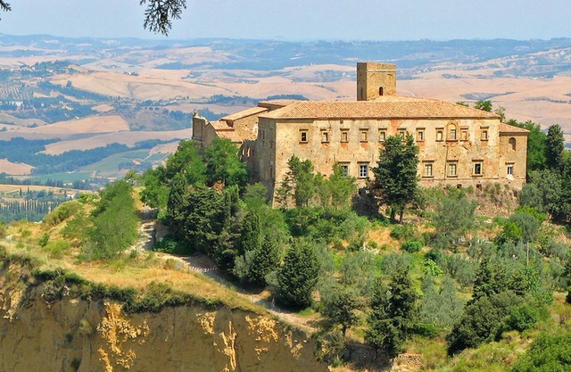 Cosy Apartment With Swimming Pool and Garden Close to Volterra and S Gimignano