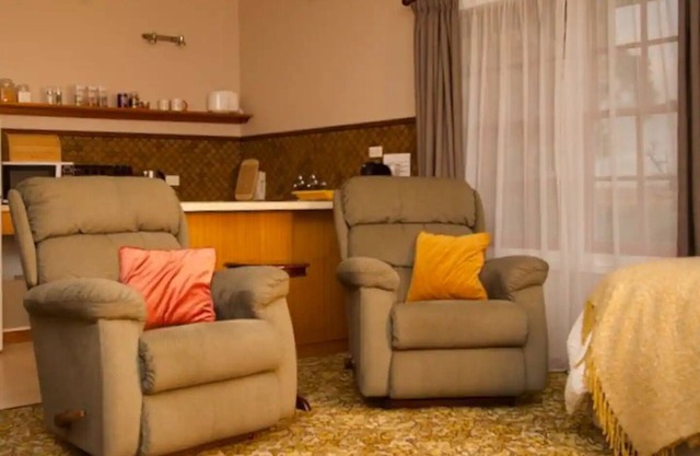 Cosy apartment with country views. A short walk to the town centre.