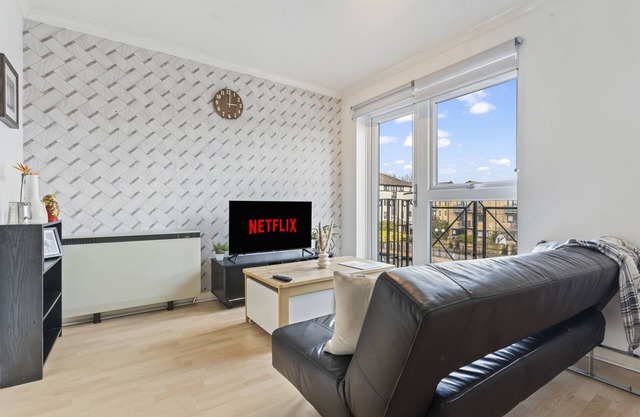 Cosy Apartment with Private Balcony & Free Parking