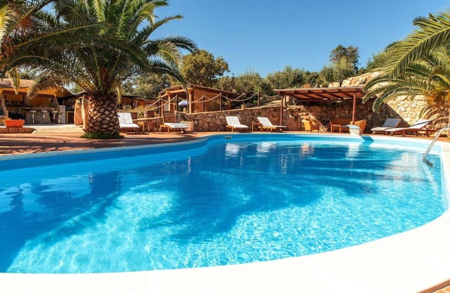 Acogedor apartamento con piscina privada, WIFI, A/C, TV, patio, vista panorámica, aparcamiento