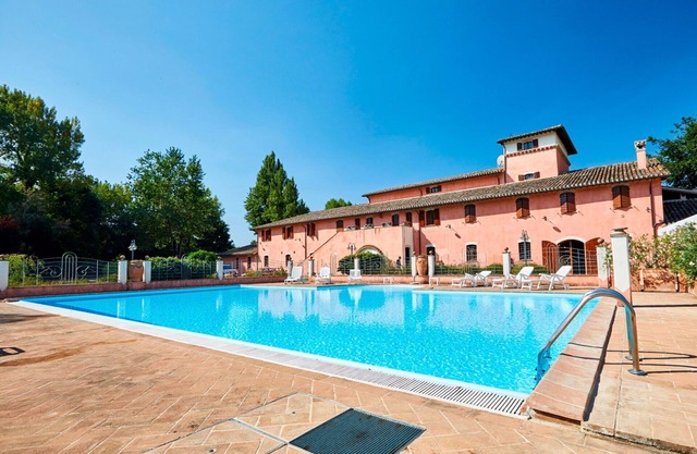 Apartamento con WIFI, piscina, TV, balcón, mascotas permitida, aparcamiento, cerca de Spoleto