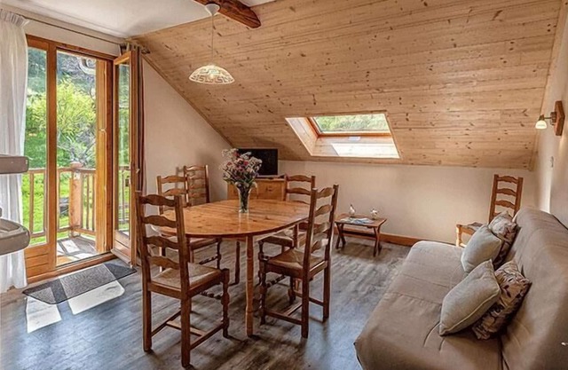 Cosy appartemtent with nice view on garden and mountain, very quiet
