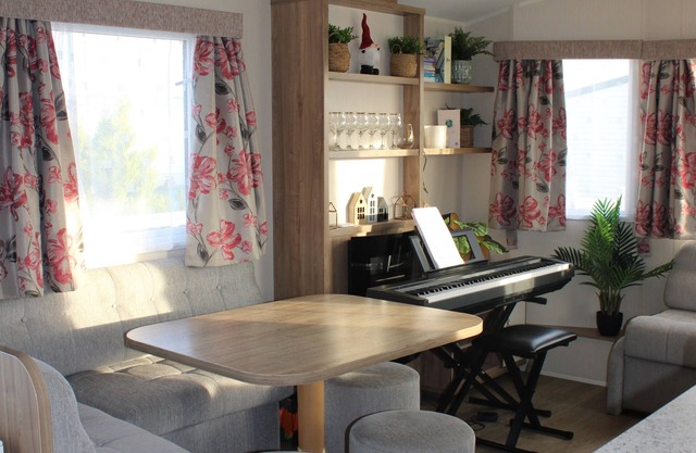Cosy beachfront getaway in West Mersea- fishing, golf & swimming pool onsite
