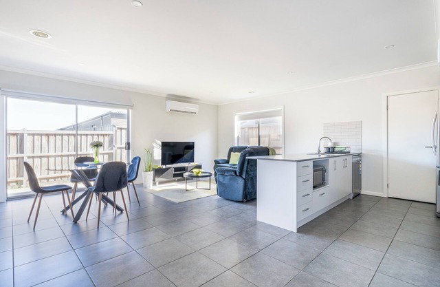 Cosy beautiful modern house close public transport and shopping mall