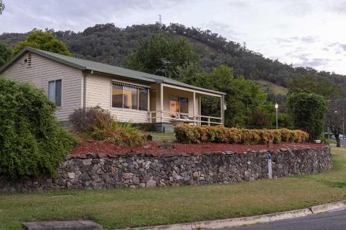 Cosy Candlewick Cottage - A Mount Beauty Delight