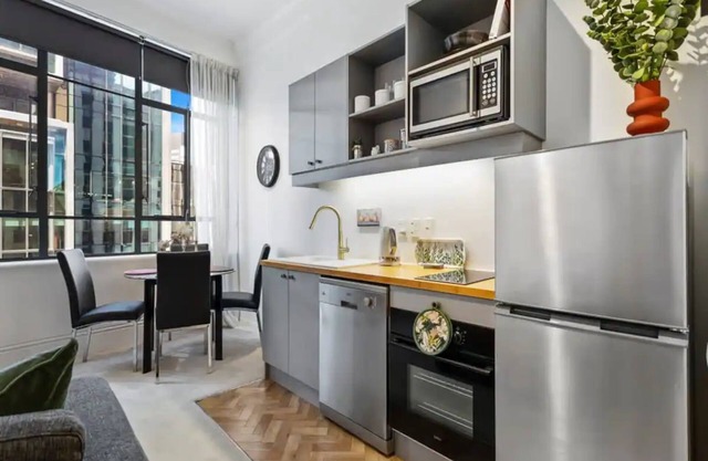 Cosy Central Apartment - Charming Building