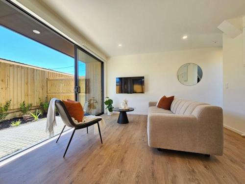 Cosy Central Home - Walk to CBD & Free EScooters!