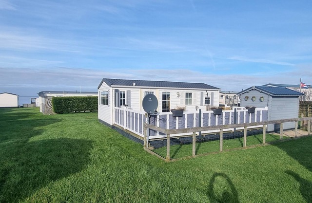 Cosy chalet for nature lovers with North Sea view (Wadden Sea).