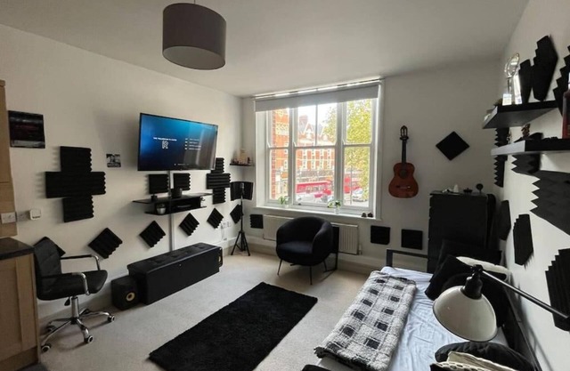 Cosy, Clean & Convenient Stay In London
