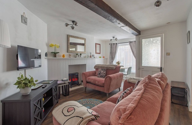 Cosy cottage a short walk from coffee shop, cafes, shops, pubs and restaurants