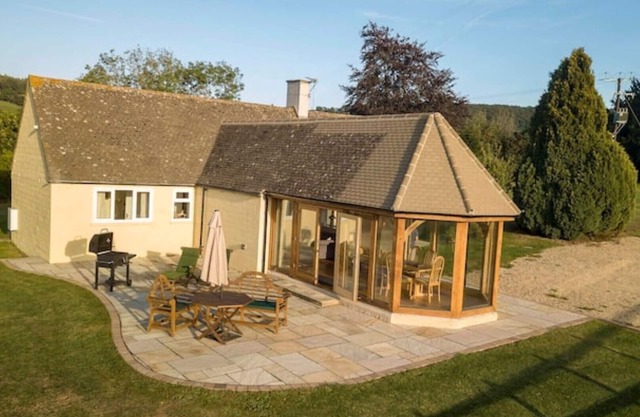 Cosy Cotswolds Bungalow Garden Room and Patio