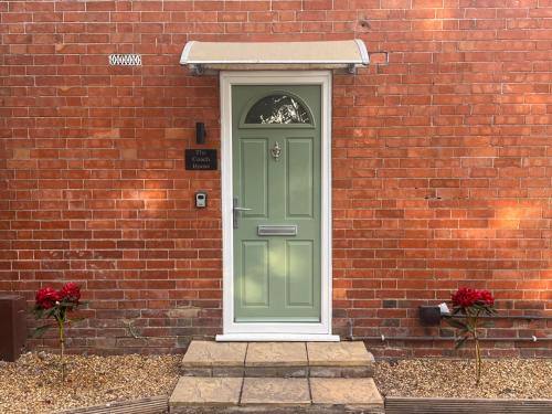 Cosy cottage in Christchurch with a double bedroom, twin bedded Sunshine Room, private garden & parking