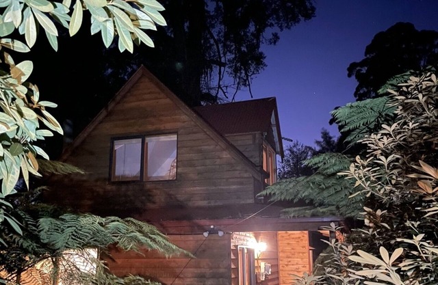 Cosy cottage in Sassafras w/ spa bath, fireplace, record player & forest views