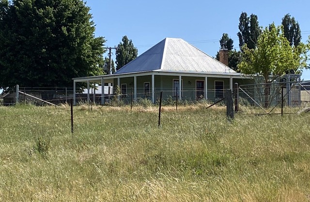 Cosy Cottage on a cattle and sheep property.