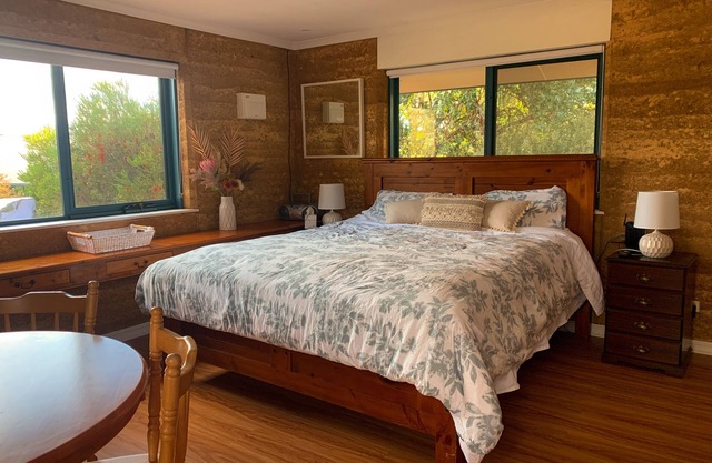 Cosy cottage on rural property 10 minutes from Kyneton's restaurants.