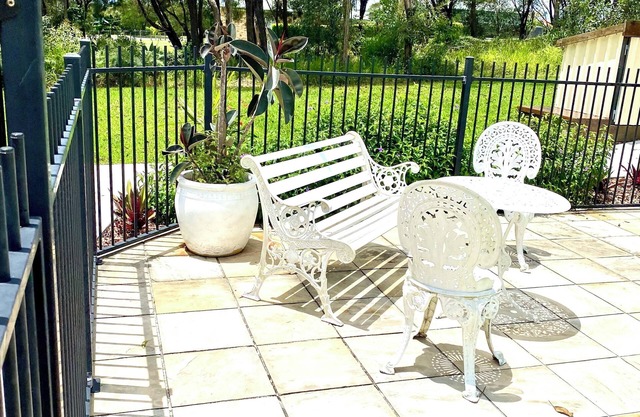 Cosy Cottage, peaceful acreage, pool and gardens