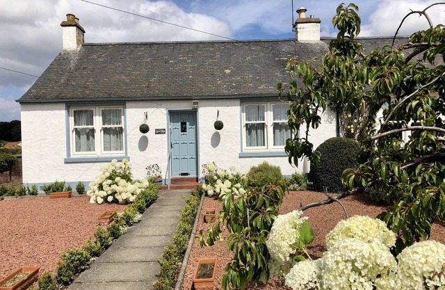 Cosy cottage with stunning farmland views in picturesque village of East Linton