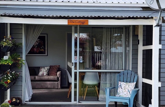 Cosy cottage with wineries and cafes within close proximity