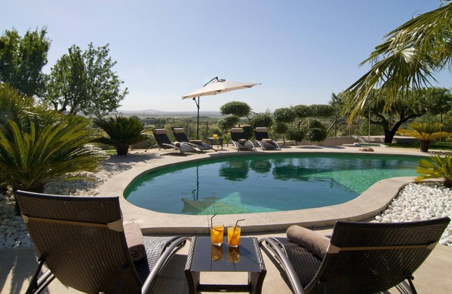 Cosy country house with beautiful garden, pool and internet