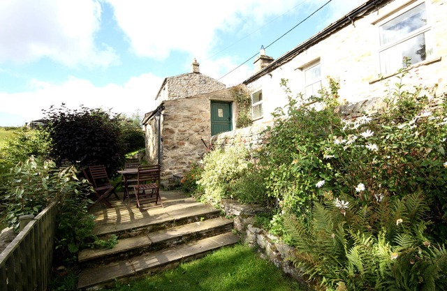 Cosy, Dog Friendly Cottage w/ Free WiFi, Woodburner, a good size garden and a short walk to two pubs