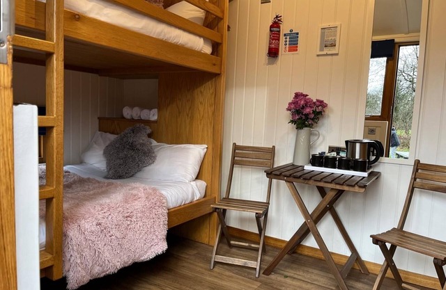 Cosy en suite shepherd hut on the grounds of Historic building Samlesbury Hall