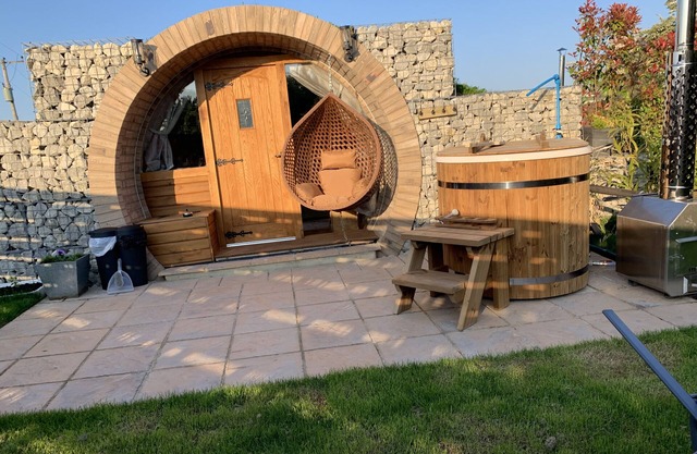 Cosy escape heated luxury pod with hot tub