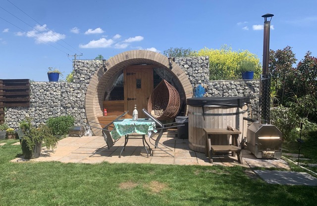 Cosy Escape Heated Luxury pod With hot tub