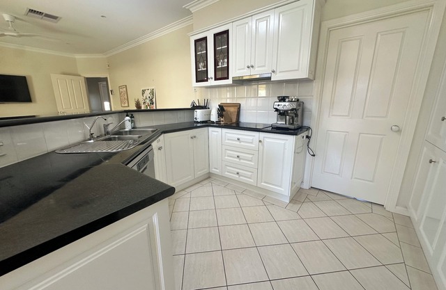 Cosy & family friendly townhouse in Belmont. Walk to river, shops & stadium.