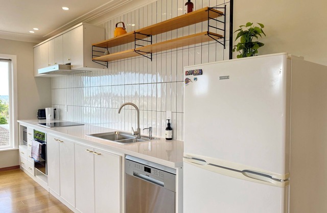 Cosy family house in Massey with Good View