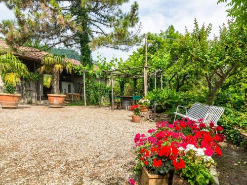 Cosy Farmhouse in Bacchereto with Swimming Pool