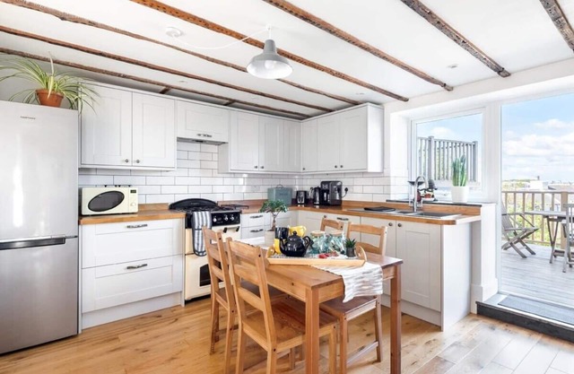 Cosy Fisherman's Cottage w/ Balcony & Sea Views
