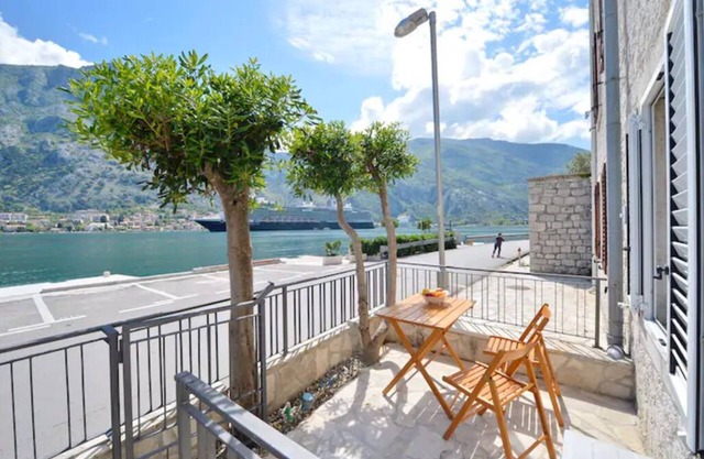 Cosy frontline apartment,sea access at your door step