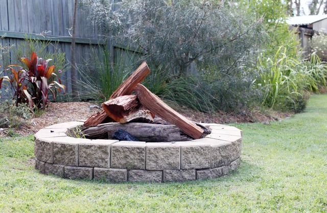 Cosy Gem: 160m to Samford Village Bliss!