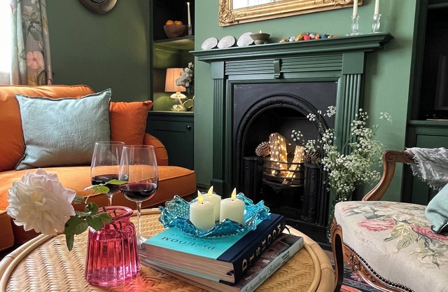 Cosy Georgian cottage, very central, newly renovated, with a courtyard, sleeps 3