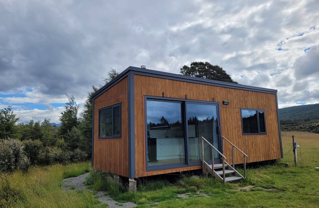 Cosy getaway in the forest - views and birdsong galore