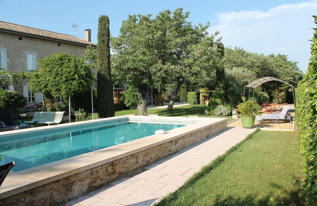 acogedora casa de campo cerca del Luberon, con piscina.