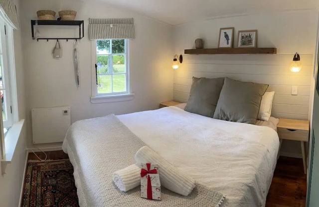 Cosy guest sleep out with sauna on dairy farm