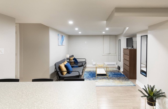 Cosy! Guest Suite Near HWY transit Shops & GO!
